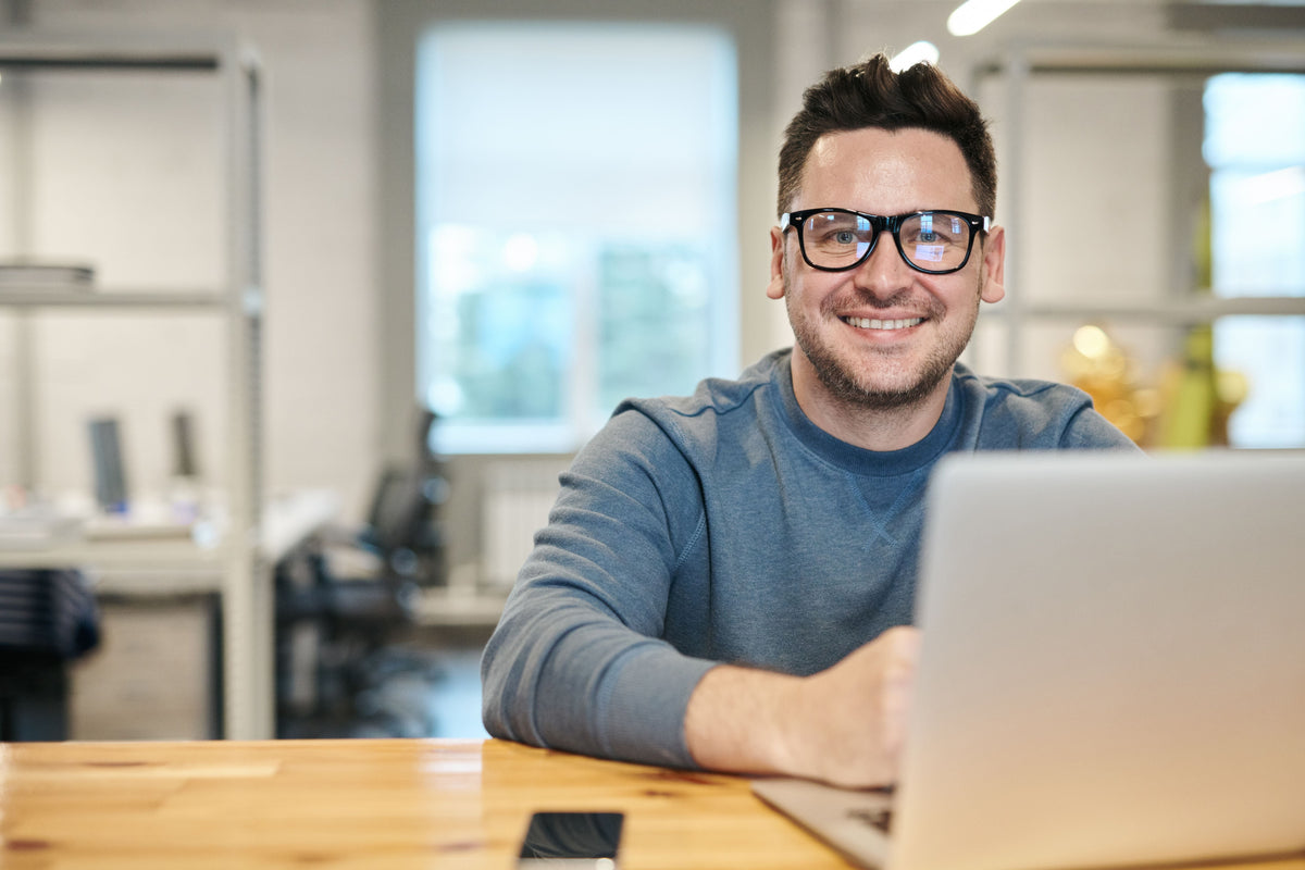 Progressive Lenses in Wide Frames for Men with Big Heads: Common Challenges, Practical Tips & Real Success Stories